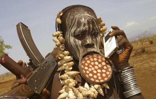 [homem mursi com i Pod[7].jpg]