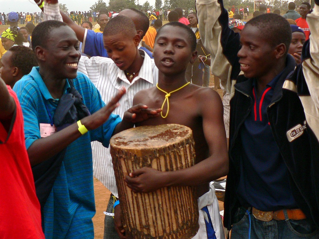 [rapazes afriacanos tocando tambor[5].jpg]