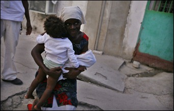 mulher haitiana com crianças com cólera