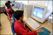 jovens alunos na internet