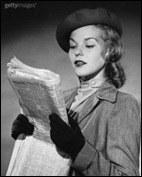 mulher lendo o jornal