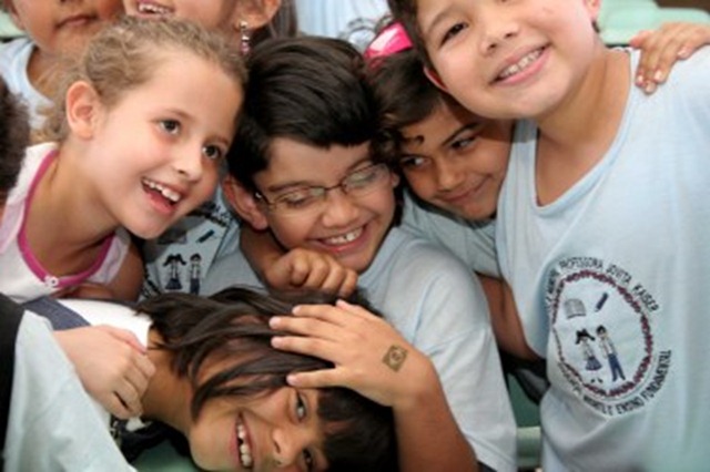 [criança com deficiência física com os seus colegas de classe [9].jpg]