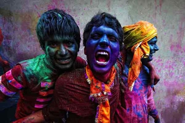 [pessoas pintadas no festival das cores[6].jpg]