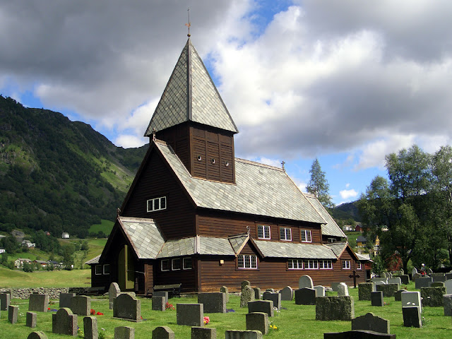 R%C3%B8ldal_Stave_Church.%20Odda-1200