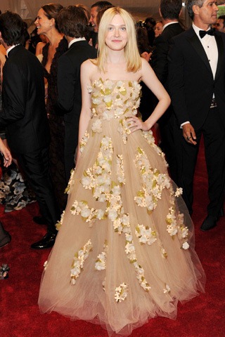 [Met gala Dakota Fanning Valentino[1].jpg]