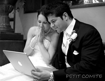 bride-and-groom-watching-their-same-day-wedding-slideshow-03