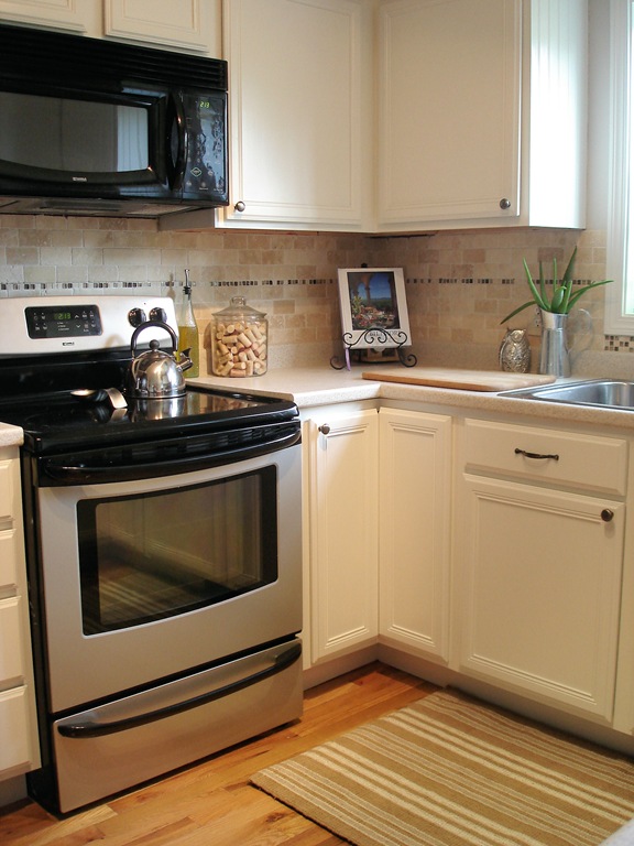 [Creamy_White_Kitchen_2[5].jpg]