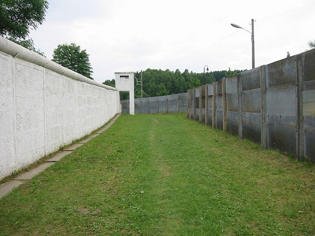 [Moedlareuth wall[4].jpg]