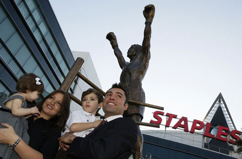 Oscar De La Hoya Statue in Los Angeles Staples Center