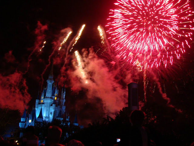 http://lh6.ggpht.com/_kwQNCqCi_5c/SVzHpjV_UeI/AAAAAAAAAho/CVXQOL6R2EE/s640/Disneyland_Firework.jpg