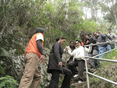 Arroyo tours congressmen to Lumiang cave last December 2009