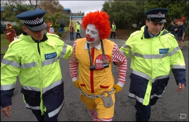 [1264476835_costume_guys_arrested_10[2].jpg]