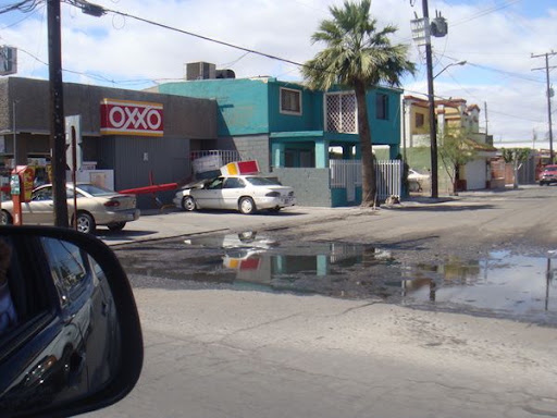 carro aplastado en el oxxo