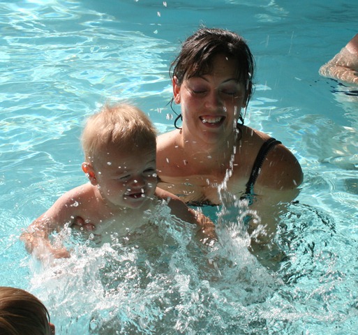 [2010-09-04 Swimming (10)[4].jpg]