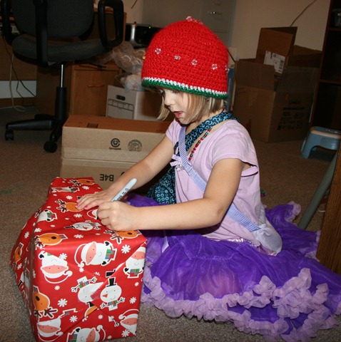 [2010-12-21 Wrapping Presents (3)[4].jpg]