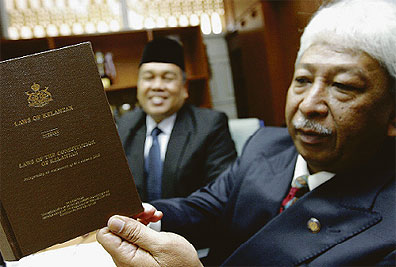 SHUKRI menunjukkan buku Perlembagaan Negeri Kelantan pada sidang media di Kota Bharu, semalam.