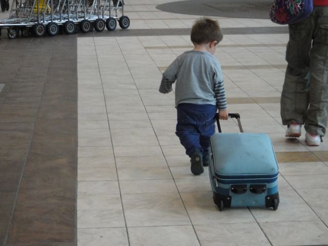 [kid-with-suitcase5.jpg]