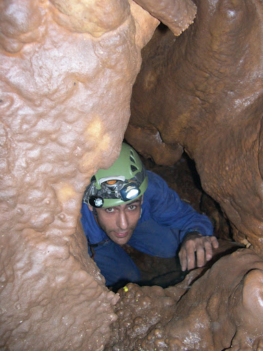 Wali en la gatera de acceso a la Sala de la columna.