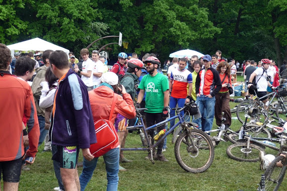 Primul tandem MTB care a trecut finish-ul.