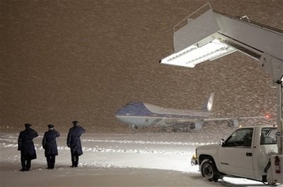 [obama-plane-arrives-in-blizzard[5].jpg]