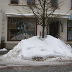 Schneehaufen vor Buchhandlung Strecker