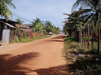未舗装の赤土の道－カンボジア