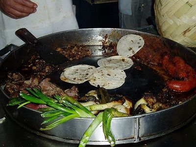 本場のタコスは屋台の鍋で作る－メキシコ