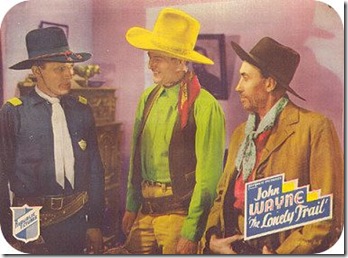 John Wayne con l'amico Jim Toney si arruolano - a lato il corrotto capo della polizia di stato Bob Kortman, il Capitano Hays