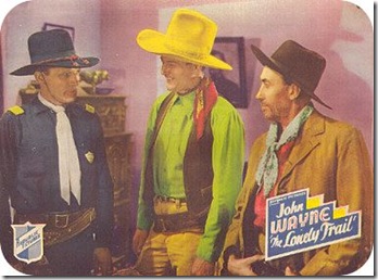 John Wayne con l'amico Jim Toney si arruolano - a lato il corrotto capo della polizia di stato Bob Kortman, il Capitano Hays John Wayne con l'amico Jim Toney si arruolano - a lato il corrotto capo della polizia di stato Bob Kortman, il Capitano Hays