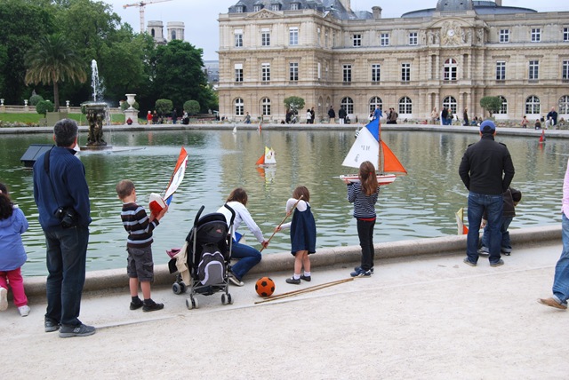 [Kids sailing boats on the pond[2].jpg]