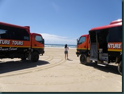Två monsterbilar på sandstranden