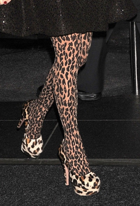 kourtney-kardashian-khloe-kim-nyc-hotel-kardashian-konfidential-3