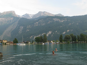 Banhoca matinal, num lago nos alpes suiços