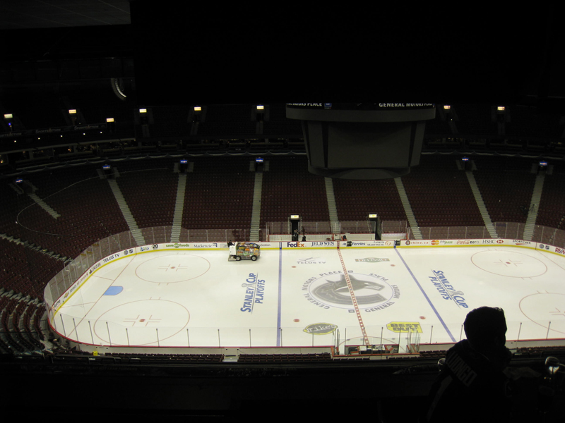 canucks_blackhawks_game6_6.jpg