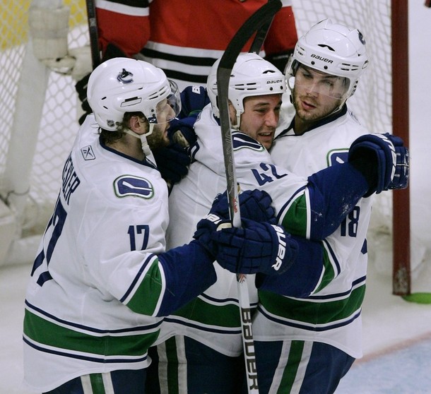 canucks_blackhawks_game1_3.jpg