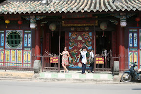 Lynette outside Quan Cong temple, built in 1653 and dedicated to the Highly regarded Chinese General.