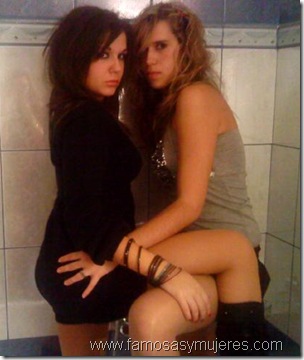 mujeres tocandose fotos