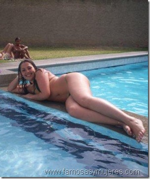mujeres en hilo piscina