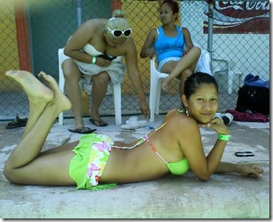 mujeres con celular fotos
