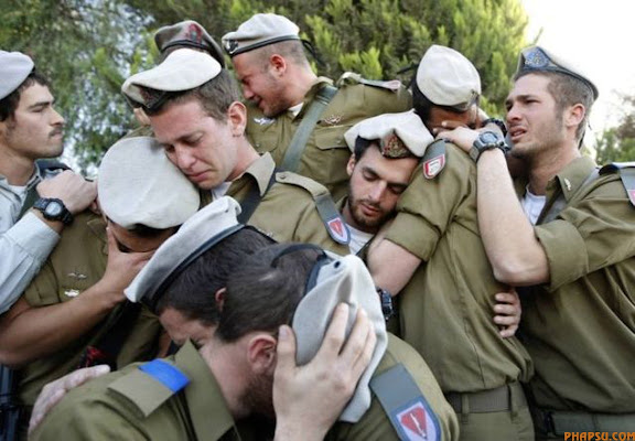 RNPS IMAGES OF THE YEAR 2009 - Israeli soldiers mourn during the funeral of their comrade Alex Mashavisky at a cemetery in Beersheba January 7, 2009.  Mashavisky was killed on Tuesday during Israel's offensive in the Gaza Strip. Clashes between Israeli forces and Palestinian gunmen resumed in the city of Gaza on Wednesday after the expiration of a three-hour truce to allow in humanitarian aid, residents said.          REUTERS/Eric Gaillard (ISRAEL POLITICS CONFLICT)