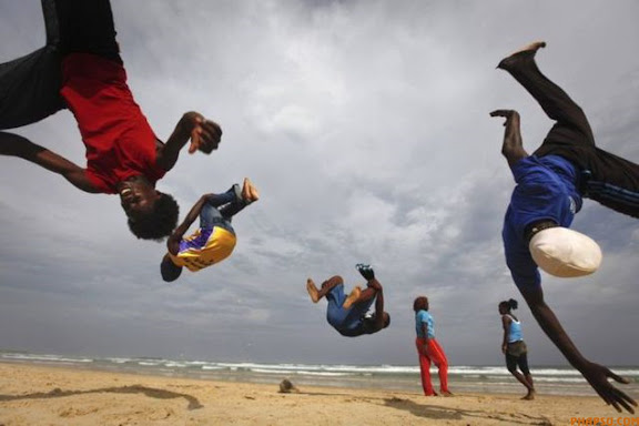 RNPS IMAGES OF THE YEAR 2009 - Performers from a group called Nomad Dance do somersaults during a training session at Yoff beach in Senegal's capital Dakar, November 14, 2009. REUTERS/Finbarr O'Reilly (SENEGAL ENTERTAINMENT SOCIETY IMAGES OF THE DAY)