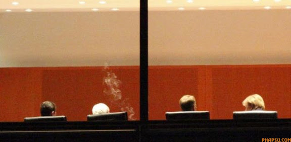 RNPS IMAGES OF THE YEAR 2009 - German Foreign Minister Frank Walter Steinmeier (2nd L) smokes as he listens to Chancellor Angela Merkel (R) during a meeting at the Chancellery in Berlin, May 28, 2009. A government meeting on Wednesday over competing bids for carmaker Opel is not expected to yield a decision in favour of only one investor, a government spokesman said on Wednesday.       REUTERS/Fabrizio Bensch (GERMANY TRANSPORT BUSINESS)