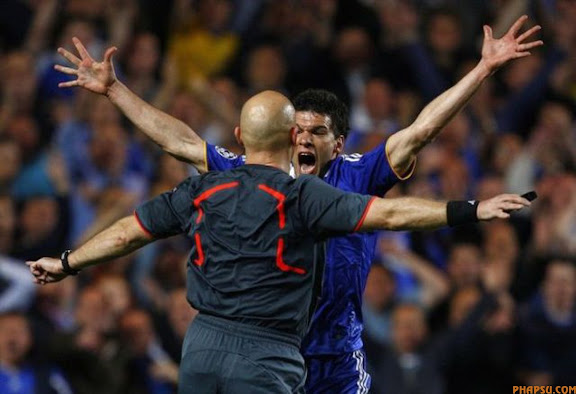 RNPS IMAGES OF THE YEAR 2009 - Chelsea's Michael Ballack (R) screams at referee Tom Henning Ovrebo after a possible handball by Barcelona during their Champions League second leg semi-final soccer match at Stamford Bridge in London May 6, 2009. The game ended 1-1, Barcelona won on the away goal rule. REUTERS/Eddie Keogh (BRITAIN SPORT SOCCER IMAGES OF THE DAY)
