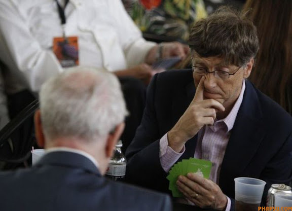 RNPS IMAGES OF THE YEAR 2009 - Microsoft founder Bill Gates reacts during a game of bridge with Billionaire financier Warren Buffett (L) during the Berkshire Hathaway shareholders annual meeting in Omaha, Nebraska May 3, 2009. REUTERS/Carlos Barria (UNITED STATES BUSINESS SOCIETY)