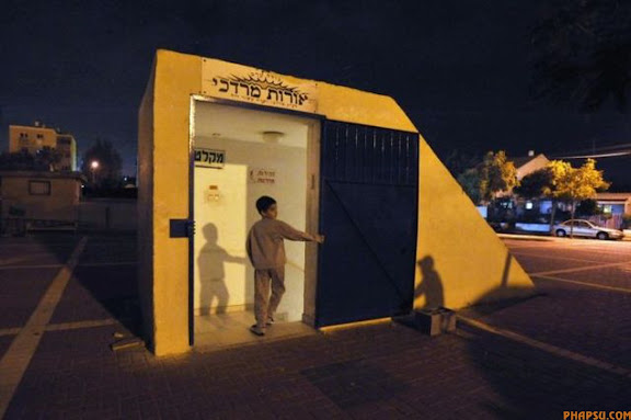 RNPS IMAGES OF THE YEAR 2009 - An Israeli boy walks into a bomb shelter in the southern city of Ashkelon January 4, 2009. Israeli troops and tanks split the Gaza Strip and ringed its main city on Sunday in an offensive against Hamas that has killed 500 Palestinians, including a growing number of civilians. Hamas kept up rocket attacks against southern Israel, defying efforts by the Middle East's most powerful army to achieve Israeli leaders' declared aim of removing the threat of cross-border salvoes. REUTERS/Amir Cohen (ISRAEL CONFLICT POLITICS)