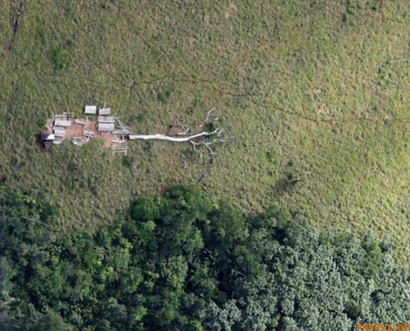 RNPS IMAGES OF THE YEAR 2009 - An aerial view of a deforested Amazonian jungle is seen close to Maraba, in Brazil's central state of Para in this May 3, 2009 file photo.  Soon thousands of cows will be chewing pasture on the freshly cleared land in Brazil's Amazon state of Para, just a tiny part of Brazil's 200-million-strong commercial cattle herd, the world's biggest, that makes it a beef superpower.  More than 70 million are in the Amazon area, three for every person. This is where the industry has grown fastest in recent years, a trend activists say is due to cheap land, widespread illegal clearing and weak government enforcement.  Picture taken May 3, 2009.  To match feature AMAZON-CATTLE/ REUTERS/Paulo Whitaker  (BRAZIL ENVIRONMENT SOCIETY)