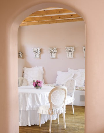 [Peaceful-Pink-White-Dining-Room-HTOURS0307-de[3].jpg]