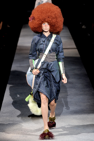 Mikrofon frizura és bajszos cipők a kifutón - Louis Vuitton - Strange's  fashion & gossip