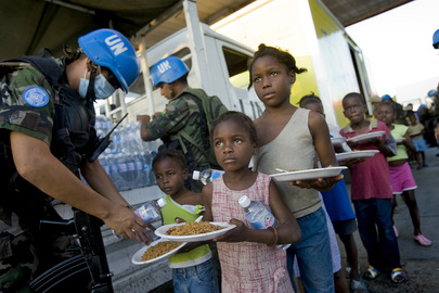 Kids receiving UN aid