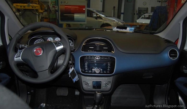 [2010-Fiat-Grande-Punto-02[2].jpg]